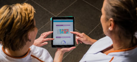 Twee zorgprofessionals en tablet afbeelding 2
