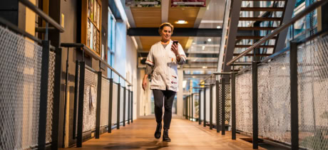 Zorgprofessionals met smartphone lopend afbeelding 3