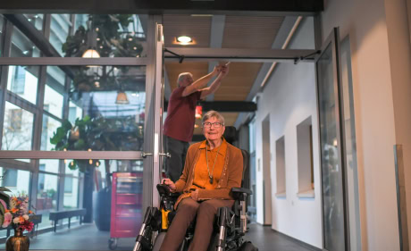Bewoonster met rolstoel door de deur afbeelding 8