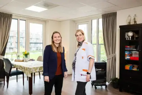 Anne en Mariska werken met ouderen: ‘We zijn veel bezig met innovatie en zorgtechnologie’.