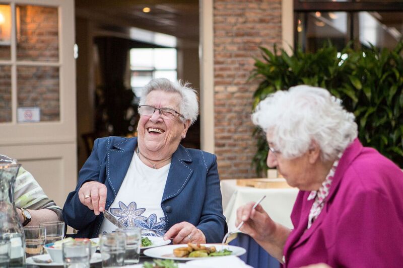 Bewoners Schuylenburcht gaan uit eten in Abrona