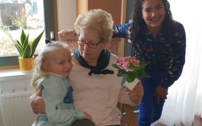 Jade en Nasira verrassen alle bewoners van WelThuis locatie Vivaldi in Zoetermeer