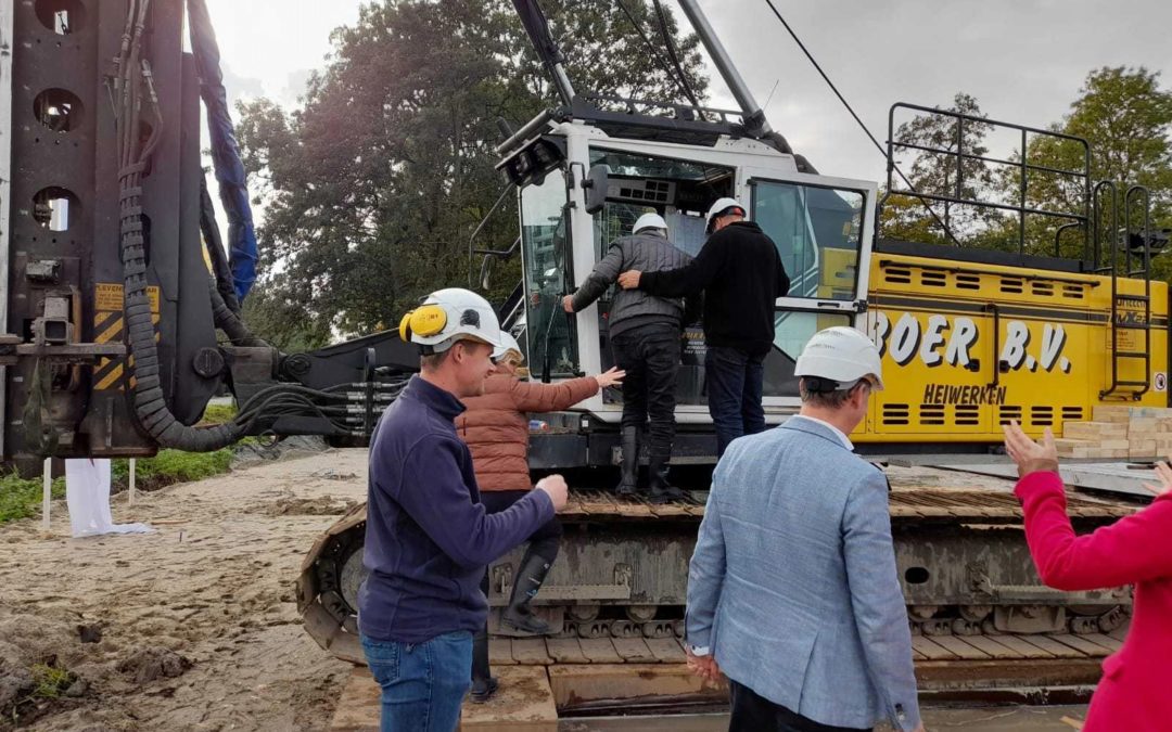 De heer Van der Wel beklimt de heimachine